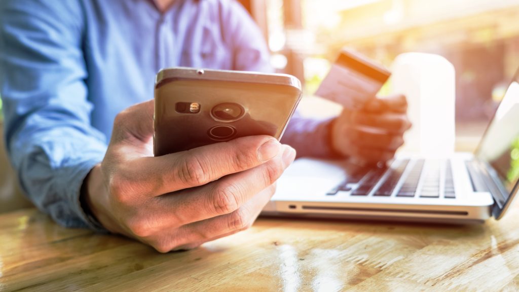 Utilisateur consultant un service bancaire depuis son ordinateur