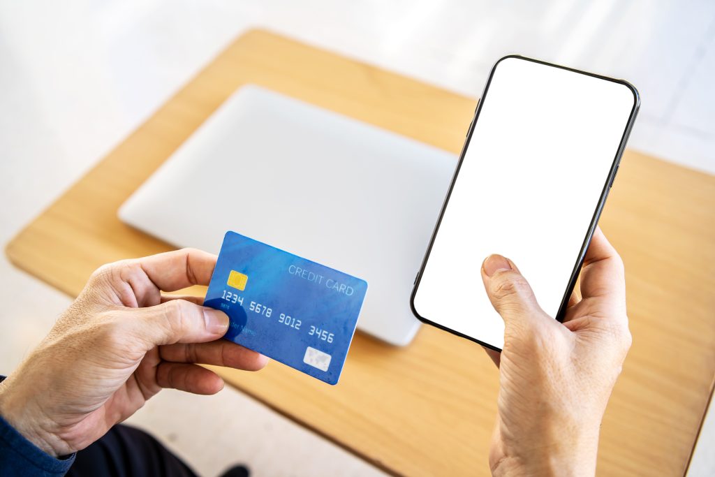 Utilisateur vérifiant son téléphone avant un paiement