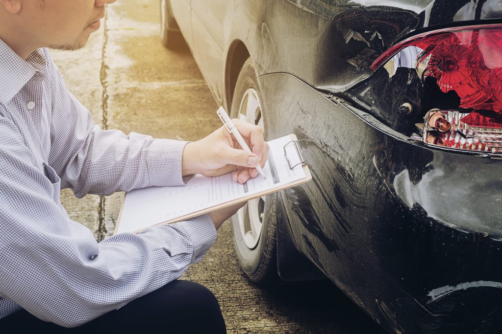 Professionnel examinant les documents d’un véhicule