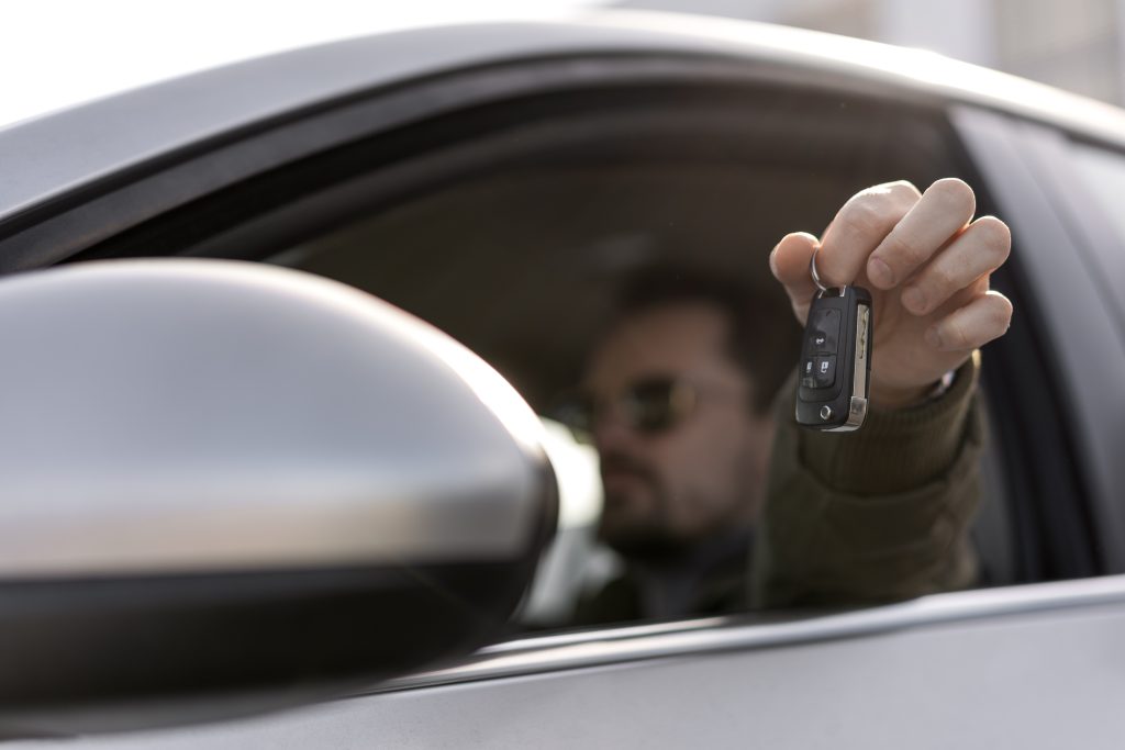 Conducteur au volant de son véhicule