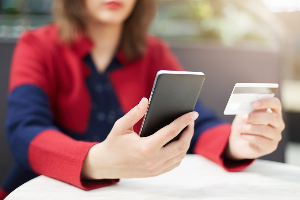 Femme consultant ses services bancaires sur téléphone