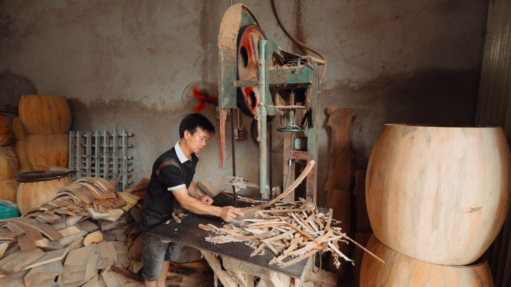 Un professionnel travaille le bois dans son atelier.